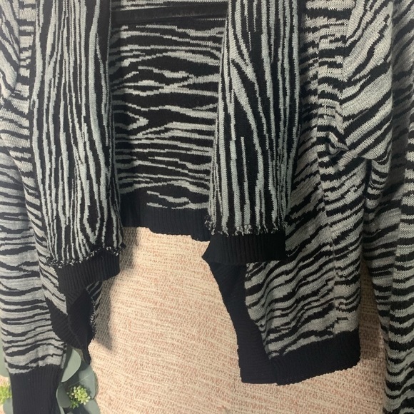 [Knit Avenue] Zebra Cropped Cardigan - Picture 2 of 7